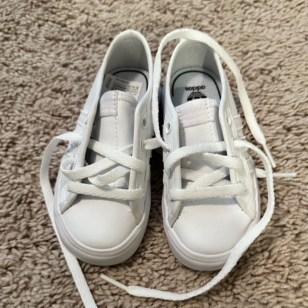 NWT adidas white shoes. Toddler UK6 US5.5